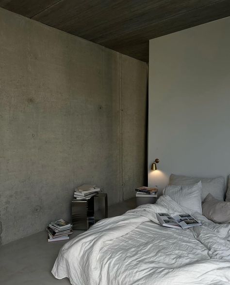 PIETER PEULEN East of Brussels, a Futuristic House With a Concrete Structure Inspired by the Architectural Work of Tadao Andō. @pieterpeulen Minimalist Concrete Bedroom, Minimal Industrial Interior, Concrete Bedroom, Concrete Apartment, Brutalist Interior, Concrete Interiors, Concrete Walls, Industrial Interior Design, Minimalist Interior Design