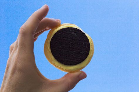 do it yourself divas: 20 Solar Eclipse Party Food Ideas Eclipse Dessert, Eclipse Cookies, Solar Eclipse Model, List Of Snacks, Solar Eclipse Party, Eclipse Party, Sun Chips, Moon Pies, Solar Eclipse 2017