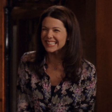 lorelai gilmore Lorelai Gilmore Smiling, Loralie Gilmore Hairstyles, Loralie Gilmore Makeup, Loralie Gilmore Hair, Lorili Gilmore, Lorili Gilmore Outfits, Lorelai Hair, Lorelai Gilmore Hair, Lorelei Gilmore