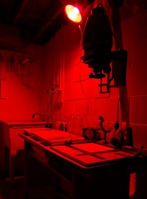 Photography Dark Room, Red Lighting, Dark Room Photography, Photography Dark, A Dark Room, White Light Fixture, Photographs Ideas, Red Rooms, Ideas Photography