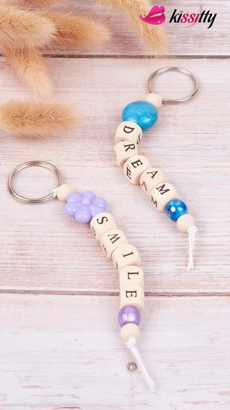 Tassen Hanger, Simpul Makrame, Keychains Diy, قلادات متدلية, Personalized Keychains, Cute Letter, Keychain Craft, Beads Flower, Bracelet Craft Diy