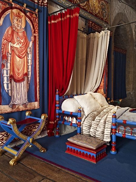 Detail of Henry II's private chamber at Dover Castle Medieval Images, Medieval Feast, House Of Plantagenet, Dover Castle, Medieval Furniture, Medieval Aesthetic, Castles In England, Castles Interior, Medieval Life