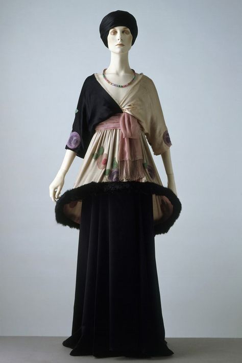 LAMPSHADE dress PAUL POIRET (designer) Fashion Guys, Fashion 1910, Fancy Dress Ball, Paul Poiret, Hobble Skirt, Niki Taylor, Ballet Russe, 1910s Fashion, 20th Century Fashion