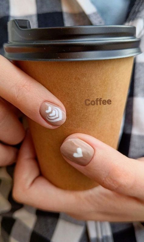 Latte art manicure 💅 Nails For Barista, Short Coffee Nails, Coffee Nails Designs Art Ideas, Coffee And Cream Nails, Latte Nail Ideas, Coffe Nail Ideas, Latte Art Nails, Coffee Inspired Nails, Coffee Nail Designs