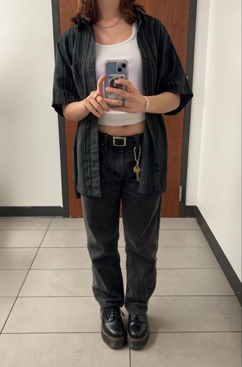 Sweater Lesbian Style, Lumberjack Lesbian Outfit, Lesbian Cool Outfit, Masc Lesbian Graduation Outfit, Streetwear Lesbian Outfits, Masc Lesbian Outfits Y2k, Masc Lesbian Outfits Cargo Pants, Carabiner Lesbian Outfit, Sapphic Fits