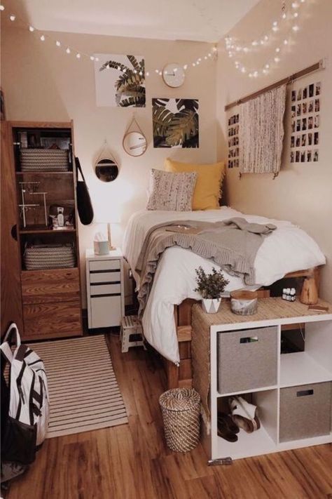 Western Boho Dorm Room, Western Room Inspo Small Room, Western Dorm Ideas, Dorm Room Ideas Western, Room Ideas Western, Western College Dorm, Farmhouse Dorm Room, Western Dorm Room Ideas, Dorm Room Modern