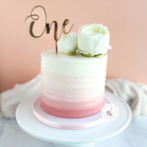 Floral pink ombré cake for celebrating one’s first birthday. #cake #pink #pinkcake #ombrecake #ombre #one #onecake #babycakes #peonies #floralcake Ombre First Birthday Cake, 1st Birthday Cake Flowers, Mauve Birthday Cake, Ombré Pink Cake, Rose Gold Smash Cake, Pink And White Smash Cake, White First Birthday Cake, Ombre Cake Ideas, Ombre Cake Pink