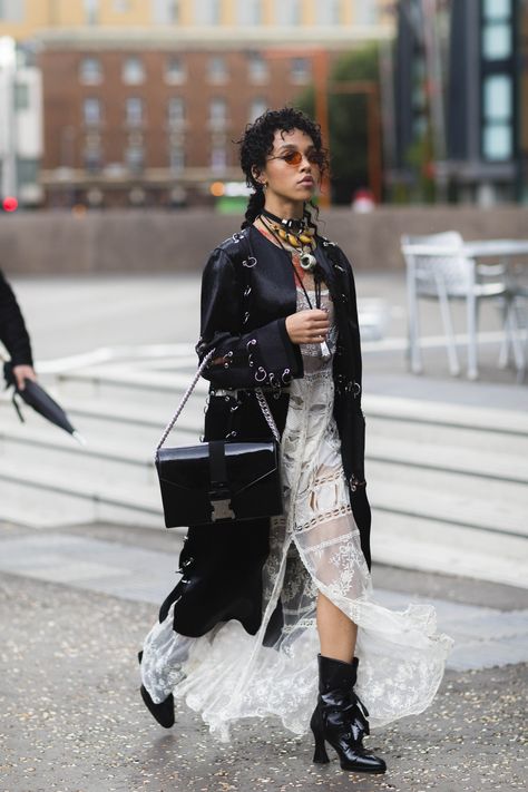 FKA Twigs at London Fashion Week. Fka Twigs Style, Ropa Upcycling, Fka Twigs, Tokyo Street Fashion, Leder Outfits, Le Happy, Zoe Kravitz, The Best Street Style, Best Street Style