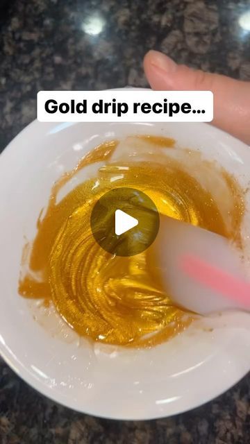 Gracegao Icing Sugar on Instagram: "Gold drip recipe, using just 3 ingredients ⤵️

I love how easy and beautiful this gold drip comes out!

It’s so simple to make, and you only need 3 ingredients to make it.

Here’s exactly how to make this stunning gold drip:👇🏼

Mix together…

1️⃣ 1 tbsp powdered sugar

2️⃣ 1/2 tsp gold luster dust (any shade of gold - or even a different color)

3️⃣ 2 tbsp of light corn syrup

All you have to do is pour the mixture into a piping bag, and drip away 💧

Hope this helps!

 🎥: @cakebabykari 
#gracegaoicingsugar #dripcakes #caketips #caketutorials #cakeartistry #golddrip #cakedecorators #cakedesigners #cakeideas #cake #buttercreamfrosting #buttercreamcakes #tutorials #cakesbykari #lusterdust #recipe #cakerecipe" Gold Drip Recipe, Cake Piping Designs, Drip Cake Tutorial, Gold Luster Dust, Frosting Recipes Easy, Glaze For Cake, Sugar Lace, Cake Piping, Gold Drip