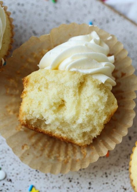 Reverse Creaming Method, Moist Cupcake Recipes, Best Vanilla Cupcake Recipe, Vanilla Cupcakes Recipe, Cupcake Vanilla, Tips For Beauty, Black Color Hairstyles, Creaming Method, Moist Cupcakes