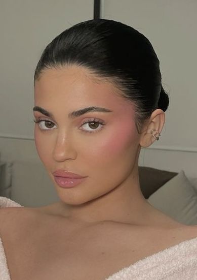 Strawberry Makeup, Estilo Kylie Jenner, Jenner Makeup, Hairstyles Aesthetic, No Makeup Makeup, Kylie Jenner Makeup, Birthday Makeup, Soft Glam Makeup, Dope Makeup