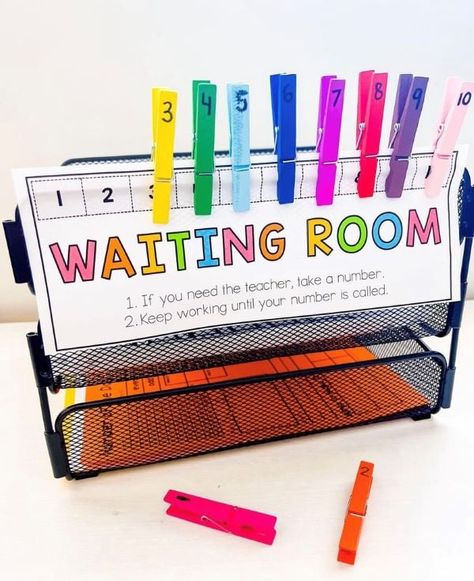 Teaching Classroom Decor, Teachers Room, Classroom Hacks, Teacher Must Haves, Elementary Learning, Elementary Classroom Decor, Teacher Boards, Classroom Organisation, Teacher Desk