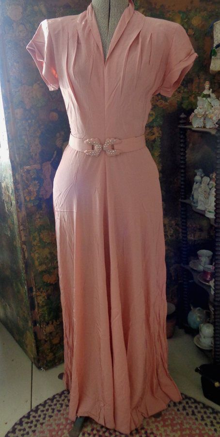 VINTAGE 1930'S SILK/RAYON Peach Gown / Dress $299.00 - PicClick 1930 Dresses Vintage, 1930s Cocktail Dress, 30s Outfits Vintage 1930s Fashion, 1930s Evening Gowns, 1940s Fancy Dress, 1930s Aesthetic, Vintage 1950s Dresses Parties, 1930s Clothes, 1930s Outfits