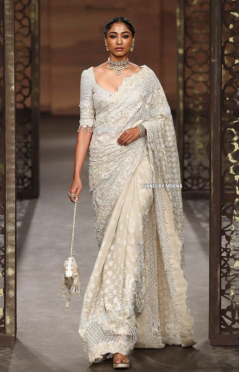 Tarun Tahiliani - India 🇮🇳 Bengali Clothes, Tarun Tahiliani Saree, Tarun Tahiliani Bridal, Bangladeshi Wedding, Silver Outfit, Reception Saree, Simple Saree Designs, Wedding Shopping, Saree Style