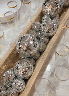 New Year’s Eve Bachelorette Party, New Years Party Decor, New Years Eve Dinner At Home, New Year’s Eve Wedding, New Years Party Aesthetic, New Year’s Party, Dinner Party Decor Ideas, Diy Birthday Party Decorations, Sparkle Decor