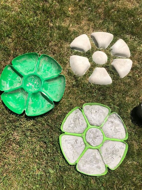 Flower Stepping Stones, Garden Stepping Stones Diy, Stepping Stones Diy, Garden Stepping Stones, Garden Decor Projects, Outdoor Crafts, Stones Diy, Cement Crafts, Garden Art Sculptures Diy