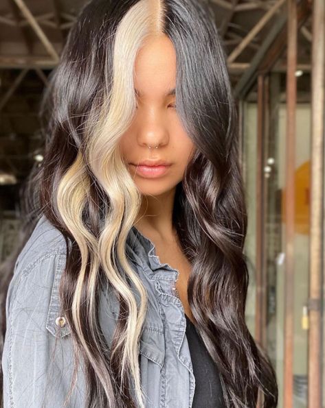 Create A Face-Frame/Money Piece - This is a great option for #clients that don’t normally ask for #highlights or only come in for #root touch-ups. #bangstyle #beauty Black Hair With Blonde Highlights, Color Block Hair, Rambut Brunette, Split Dyed Hair, Fesyen Rambut, Hair Color Streaks, Money Piece, Hair Streaks, Black And Blonde