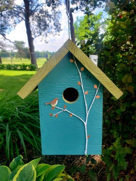 Wood Birds, Hand Painted Birdhouses, Painted Branches, Nice Garden, Homemade Bird Houses, Birdhouse Craft, Bird Houses Ideas Diy, Beautiful Birdhouses, Birdhouses Rustic