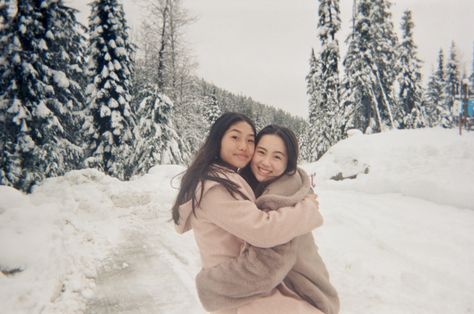 Winter On Film Camera, Kodak Funsaver Photography, Kodak Funsaver Photos, Winter Digital Camera, Kodak Funsaver, Winter Senior Pictures, Friends Aesthetics, Disposable Film Camera, Ski Pics