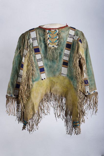 Plains Sioux War Shirt, circa 1880, Berkshire Museum collection Native American Regalia, Native American Clothing, Wilde Westen, Native American Crafts, Native American Artifacts, Native American Peoples, Native American Beadwork, Tarun Tahiliani, American Indian Art