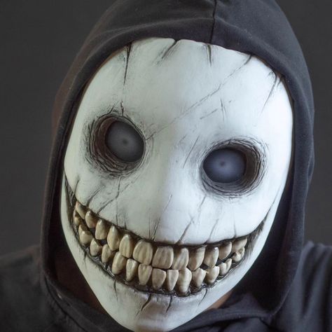 New creepy smiley mask. #mask #helloween #cosplay #ukrainecosplay Scary Cosplay Ideas, Creepy Masks Diy, Diy Scary Mask, Creepy Mask Design, Scary Mask Design, Halloween Masks Diy, Halloween Mask Diy, Halloween Mask Ideas, Mascara Halloween