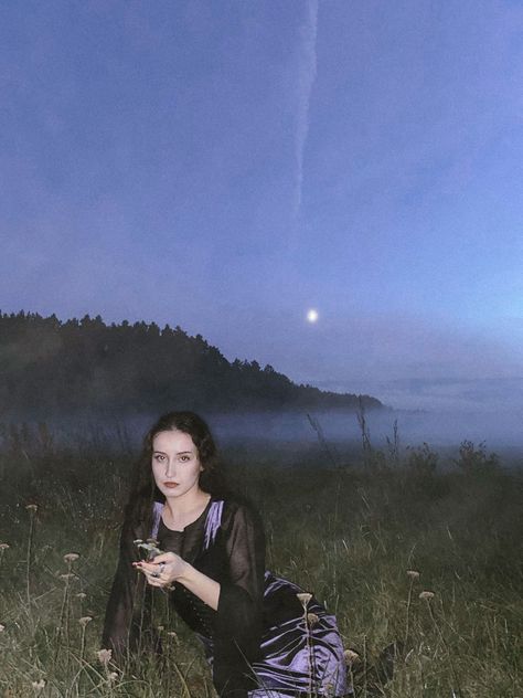 witch photo,season of the witch,aesthetic,photo idea,inspiration,foggy weather,moon Ethereal Grunge Aesthetic, Witchy Vibes Aesthetic Outfits, 90s Grunge Witch Aesthetic, Lake Witch Aesthetic, Coven Aesthetic Outfit, Witchy Core Aesthetic, Witch Summer Aesthetic, Witch Aesthetic Light, Goth Autumn Aesthetic