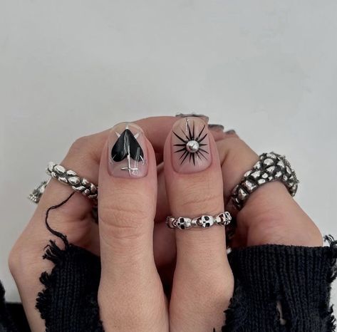 Unique Natural Nails, Black Nails With Stickers, Black Short Nails Ideas Aesthetic, Short Black Gel Nails Ideas, Victoria Paris Nails, Whimsigoth Nails Short, Short Punk Nails, Short Nails Grunge, Edgy Nails Black