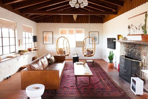 House Tour: A Rustic, Modern Hacienda in Joshua Tree | Apartment Therapy | Orbit Chandelier by Schoolhouse Electric Casita House, Desert Living Room, Exposed Wood Ceilings, Tree House Interior, Style Californien, Modern Hacienda, Joshua Tree House, House Night, The Joshua Tree