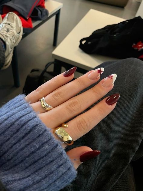 Red Nails With Stars Design, Red Almond Nails With Stars, Red With Stars Nails, White And Dark Red Nails, Nails Design Red And White, Nails Star French Tip, Nail Inspo White French Tip With Design, Acrylic Nail Star Design, Red Nails With A Star