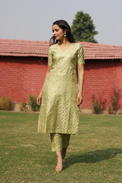 jacquard kurta with pants #banarasisuit #jacquardkurta #jacquardsuit #banarasikurta Brocade Kurti Design With Pants, Women Needs, Jacquard Suit, Kurta Pants, Silk Kurti Designs, Stylish Kurtis Design, Blouse Designs Catalogue, Anarkali Dress Pattern, Simple Kurta Designs