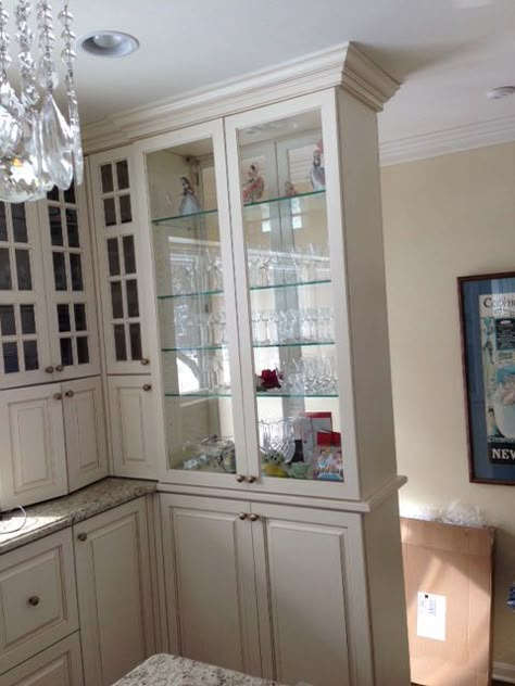 The double sided glass cabinet divider design Dresser Design Ideas, Glass Upper Cabinets, Kitchen Display Cabinet, Built In China Cabinet, Glass Kitchen Cabinets, Glass Dresser, Built In Cabinet, Dresser Design, White Dining Room