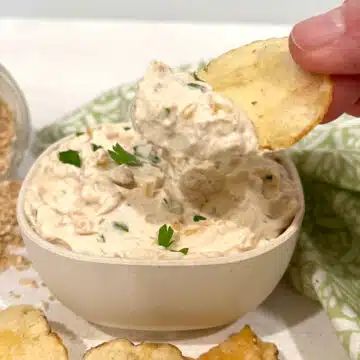 Onion Soup Mix Dip is made with a homemade onion soup mix so there are no preservatives and you can even control the salt level. A classic dip that everyone enjoys with chips and veggie dippers too. French Onion Soup Mix Dip, French Onion Soup Dip Recipe, Lipton Onion Soup Dip, Onion Soup Mix Dip, Sour Cream Chip Dip, Onion Soup Dip, Homemade Onion Soup, Sour Cream Chips, Veggie Dip Recipe