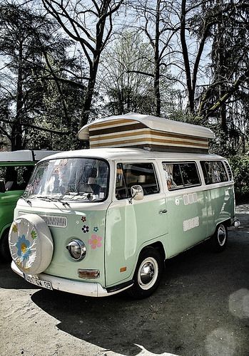 Volkswagen Combi au jardin du Grand Rond Combi Vw T2, Combi Hippie, Vw Buzz, Van Hippie, Vintage Volkswagen Bus, Volkswagon Van, Vw Bus T2, T3 Vw, Volkswagen Camper Van