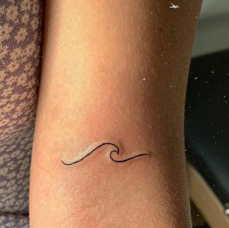 Beach Wave Finger Tattoo, Mini Tattoos Wave, Wave Tattoo Simple Wrist, Simple Waves Tattoo, Cute Wave Tattoos, Ohana Wave Tattoo, Small Wave Tattoo Ankle, Beach Wave Tattoos For Women, Wrist Wave Tattoo