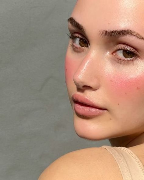 Gabriella Floyd | Makeup Artist on Instagram: "The stunning @zoonra 🌞 #sunkissed #blush #makeupbyme #crueltyfree Shooting beauty with @nadiaryder 📸💛" Bold Blush Makeup, Sunkissed Blush Look, Blush Makeup Aesthetic, Cool Summer Makeup, Makeup Pink Lips, Sunkissed Blush, Pink Blush Makeup, Blush Looks, Outfits Asian