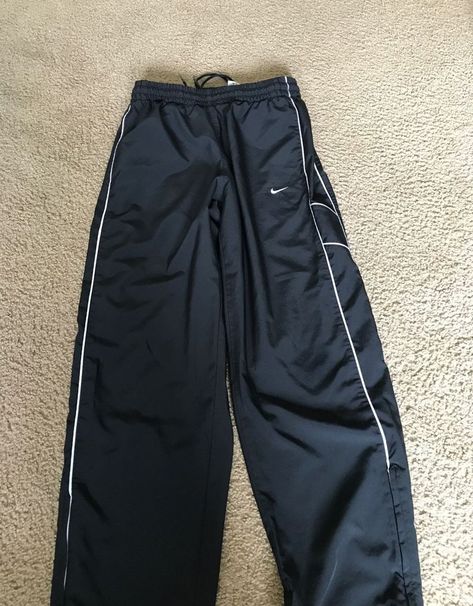 Old Nike Pants, How To Style Track Pants, Nike Clothes Aesthetic, Nike Pants Outfit, Nike Track Pants Outfits, Nike Baggy Pants, Gorpcore Pants, Vintage Nike Pants, Nike Trousers