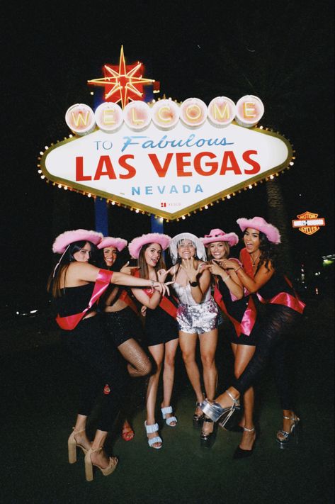 Las vegas sign bachelorette party photo Las Vegas, Vegas Bachelorette Outfits, Las Vegas Bachelorette Party Outfits, Vegas Bachelorette Party Themes, Casino Bachelorette Party, Vegas Bachelorette Party Outfits, Bachelorette Party Pink, Las Vegas Party Theme, Vegas Theme Party