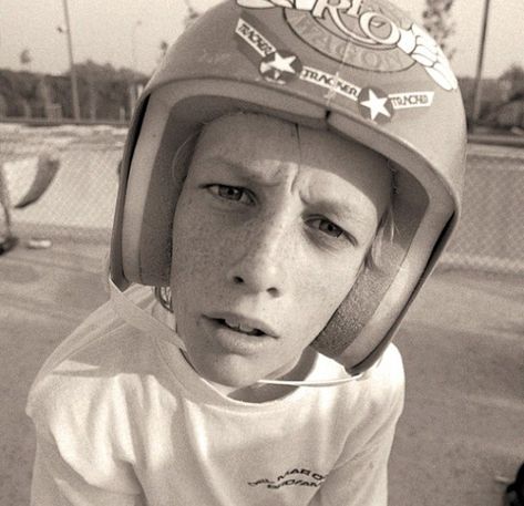 Skate Tony Hawk, Skateboard Culture, Funny Cartoon Photos, Vintage Skateboarding, Skateboard Photos, Skate Helmet, Bones Brigade, Old School Skateboards, Skate Photos