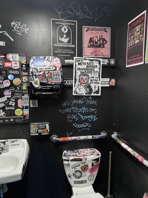 Punk Rock Home Decor, Rock And Roll Bathroom Ideas, Tattoo Shop Bathroom Decor, Punk Venue Bathroom, Punk Rock Bathroom, Punk Bathroom Aesthetic, Tattoo Shop Bathroom, Dive Bar Bathroom Aesthetic, Dive Bar Bathroom