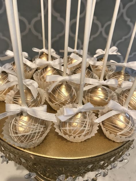 Golden Bday Decoration, Champagne Gold Birthday Theme, Golden Cake Pops, Sweet Sixteen Gold Theme, Cake Pops White And Gold, Gold And White Themed Birthday Party, 18th Birthday White And Gold, Sweet 16 Decorations Gold, Gold And Cream Party Decor