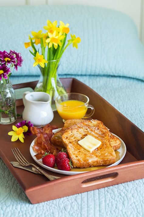 French Toast Brunch, Healthy French Toast, Romantic Breakfast, Best French Toast, Breakfast Platter, Good Morning Breakfast, Mothers Day Breakfast, Breakfast Casserole Easy, Breakfast Tray