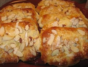 Bear Claw Recipe, Bear Claw, Bear Claws, Puff Pastry Recipes, Pastry Desserts, Sweet Breads, Pastry Dough, Bread And Pastries, Toasted Almonds