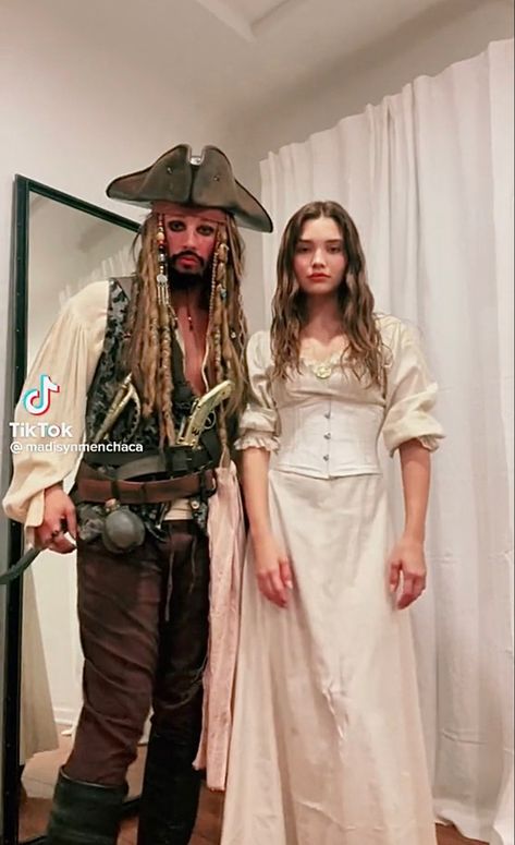 Elizabeth Swan Costume, Elizabeth Swann Costume, Halloween Costume Duo, Elisabeth Swan, Celebrity Prom Photos, Costume Duo, Jack Sparrow Costume, Easy College Halloween Costumes, Elizabeth Swann