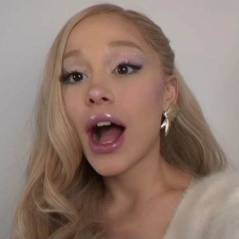 Ariana Grande Icon, Ariana Grande Makeup, Ariana Grande Hair, Ariana Grande News, R E M Beauty, Glinda The Good Witch, Classic Makeup, Witch Makeup, Ariana Grande Photos