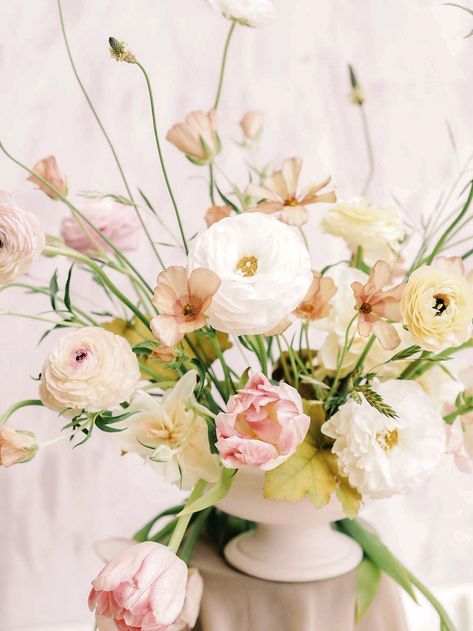 Ranunculus Table Arrangement, Ranunculus Wedding Flowers, Tulip Wedding Arrangements, Peony Wedding Arrangements, Tulip Wedding Flowers, Maileg Party, Tulip Floral Arrangements, Wedding Centrepiece Ideas, Tulip Wedding Bouquet