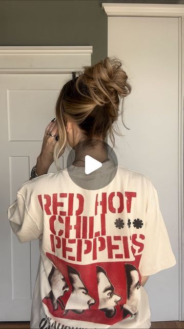 TORIE BLISS on Instagram: "My viral messy bun but voiced over & slowed down ❤️‍🔥 I hope this helps !! 😃" Messy Bun For Party, Quick Messy Bun Tutorial Short Hair, Easy Messy Bun Updo, Casual Messy Bun, Topsy Tail Bun, Work Messy Bun, Cute Messy Hair Styles, Hair Up Messy Bun, Top Buns For Long Hair