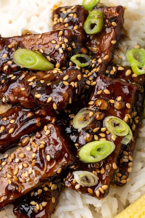 Enjoy a delicious meal with this sticky tempeh as the star of the show! This easy recipe transforms plain tempeh into a dish that's irresistible and full of flavour with a salty, sweet, and sticky glaze. Ready in just 20 minutes. Sticky Ginger Tempeh, Tempeh Teriyaki, Tofu Dinner Recipes, Tofu Dinner, Tempeh Stir Fry, College Meal, Tempeh Recipes, Adulting 101, Quick Pickled Cucumbers