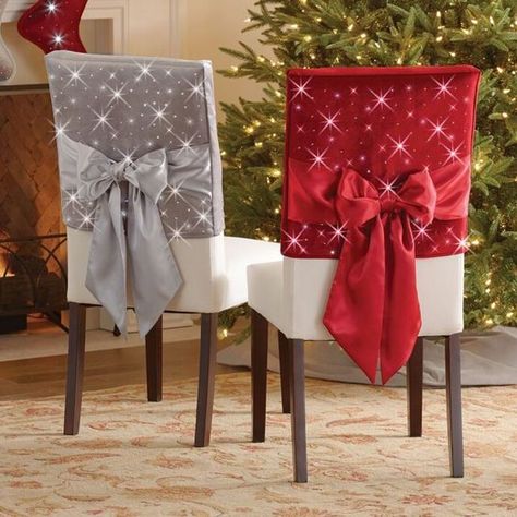 ¡Decora Tu Casa En Navidad Con Estas 14 Ideas De Fundas Para Sillas Fáciles Y Económicas! – Manualidades eli Chair Back Covers, Christmas Chair Covers, Christmas Chair, Crafts For Teens To Make, Hammacher Schlemmer, Christmas Centerpieces Diy, Diy Christmas Decorations Easy, Christmas Tablescapes, Christmas Dining