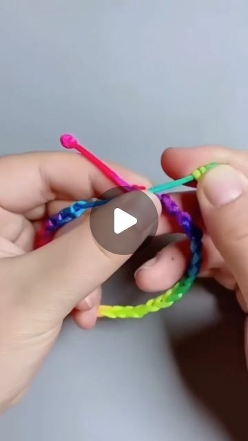 Friendship Bracelets Tutorial Videos, Kids Bracelet Ideas, Quick Craft Ideas, Easy Bracelets To Make, Colours Bracelet, Art Camp Projects, Knots Jewelry, Wool Crafts Diy, Diy Friendship Bracelets Tutorial