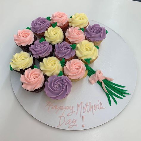 Essen, Mother’s Day Sweets Idea, Mom Birthday Cupcakes Ideas, Mothers Day Cake Decorating Ideas, Mother’s Day Sweets Ideas, Cute Mother’s Day Cake, Mother's Day Theme Cupcakes, Mother’s Day Baked Goods Idea, Mothers Day Muffins